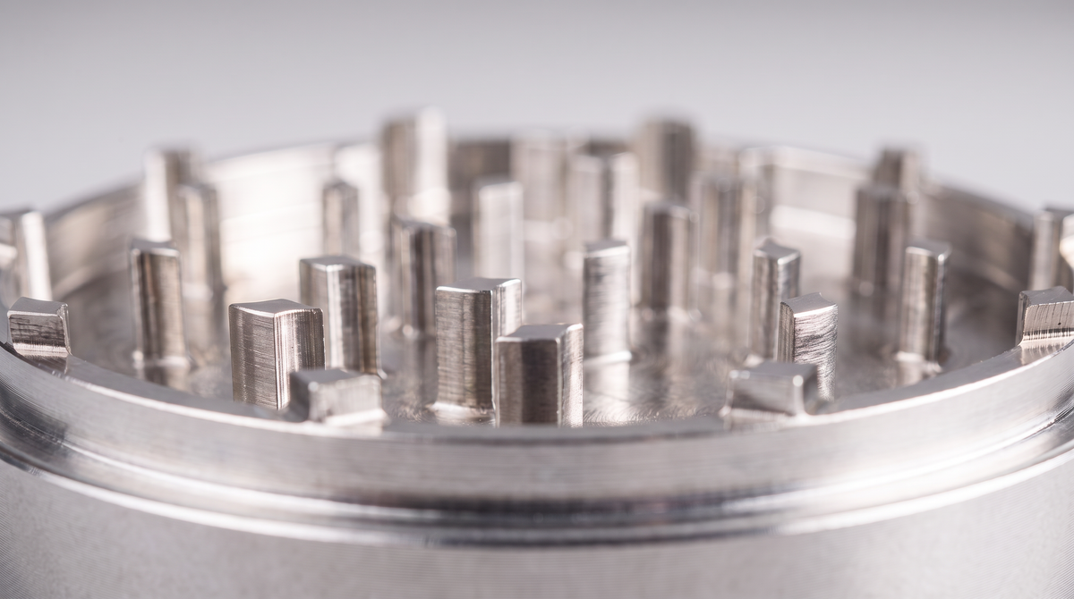 Close-up of the Specular OG1 top piece showing its stay-sharp stainless steel teeth